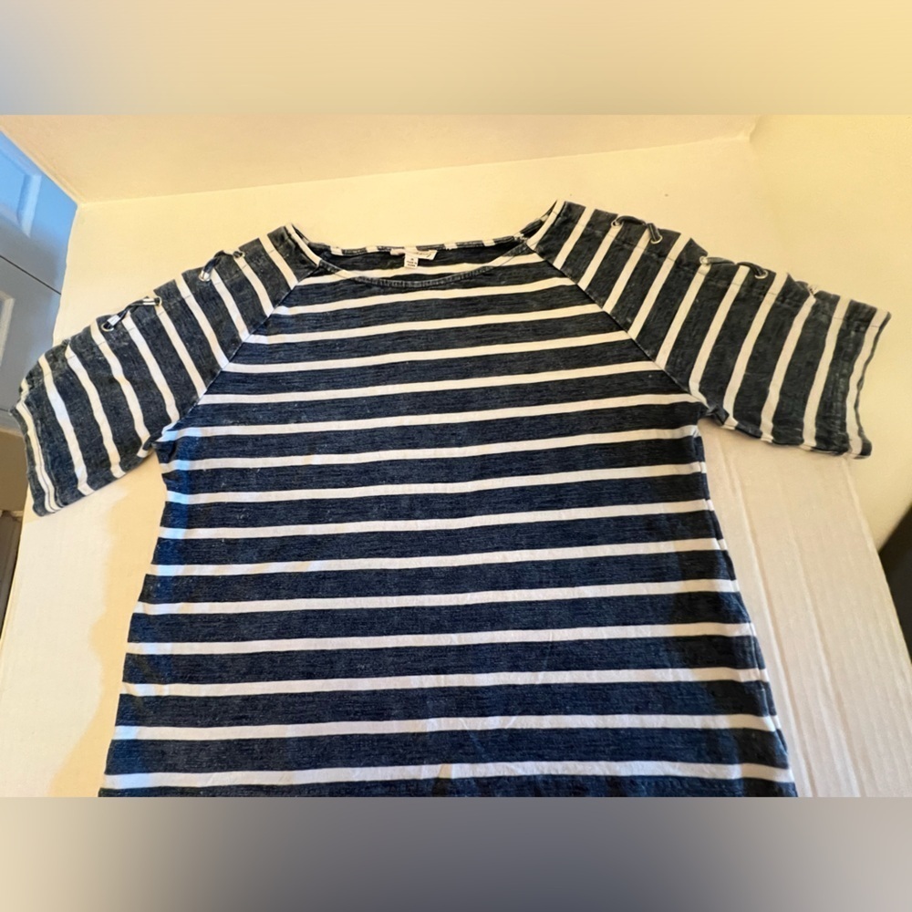 JANE & DELANCEY SPORTS TOP SIZE M FADED DENIM BLUE AND WHITE STRIPED.